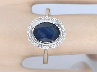 Witgouden entourage ring met diamanten en saffier