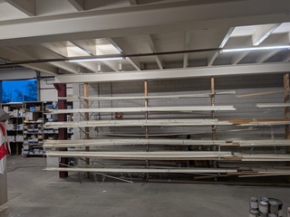 Partij houten glaslatten en afwerkprofielen