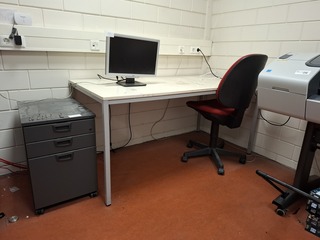 Bureautafel met ladeblok en bureaustoel