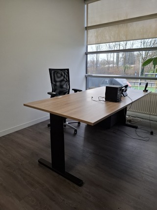 Bureau met bureaustoel en ladeblok