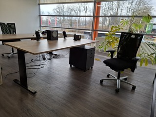 Bureau met bureaustoel en ladeblok