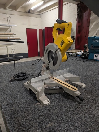 Afkortzaag DeWalt, DW777-qs