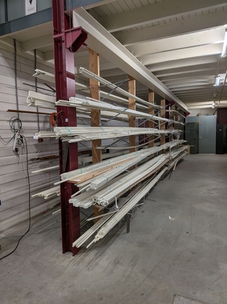 Partij houten glaslatten en afwerkprofielen