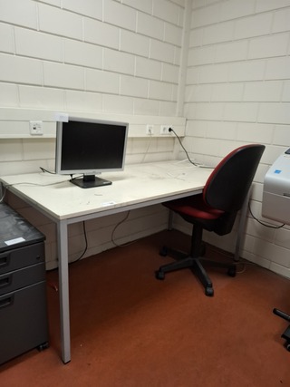 Bureautafel met ladeblok en bureaustoel