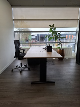 Bureau met bureaustoel en ladeblok