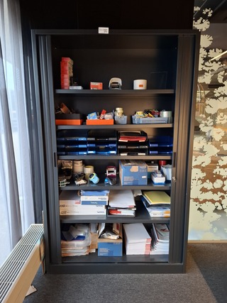 Lameldeurkast met inhoud