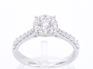 Witgouden entourage ring met briljant geslepen diamanten