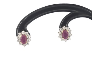 Gouden oorbellen met natuurlijke diamanten en robijn