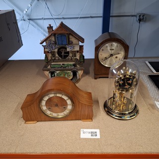 2 penduleklokken, tafelklok en treinklok