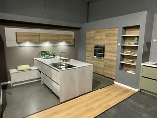 Keuken met inbouwapparatuur, Nobilia, Riva, beton grijs- eiken Havanna