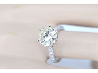 Witgouden ring met diamant met een briljant geslepen diamant van 2.50