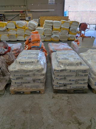 Ca. 66x zak à 25 kg cementgebonden basis- en afwerkpleister, Knauf, UP