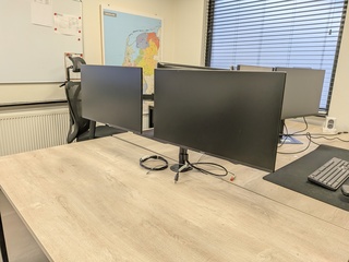 2x Beeldscherm full HD Philips, 24E1N11, bouwjaar 2024