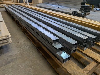 Ca. 30x Metal stud / U-profiel