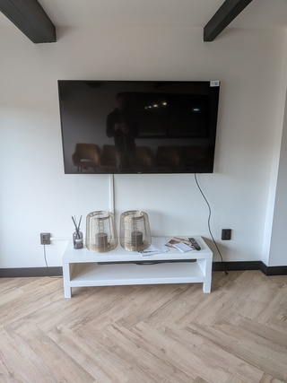 Televisie aan muurbeugel Samsung, UE55JU6000W