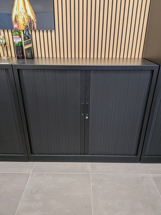 2x Lameldeurkast met inhoud