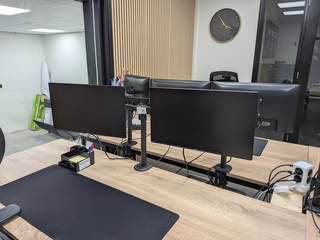 2x Monitor op arm Philips, 24E1N11, bouwjaar 2024