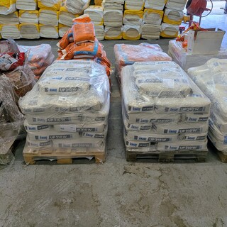 Ca. 66x zak à 25 kg cementgebonden basis- en afwerkpleister, Knauf, UP
