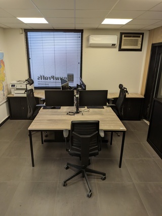 Bureau-opstelling met tafel en vergaderdruppel