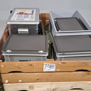 Diverse transportkisten en koffers