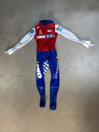 Schaatspak van Joy Beune, gesigneerd