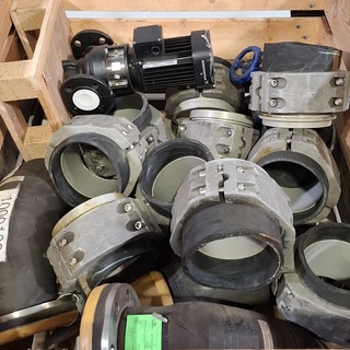 Diverse buizen, afsluiters en klemschalen