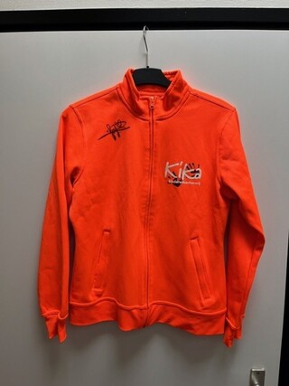 KiKa vest, gesigneerd door Joy Beune en Kjeld Nuis