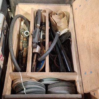 Diverse meetapparatuur en 2x houten transportkist, O.a Nieaf