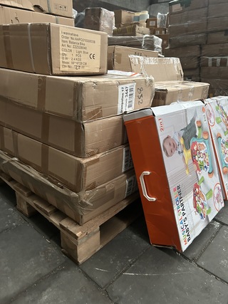 Partij speelgoed w.o. baby walker, kinderfietsen I-Wannahave