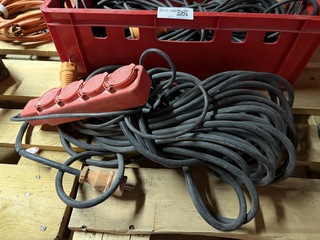 Partij verlengsnoeren met krat