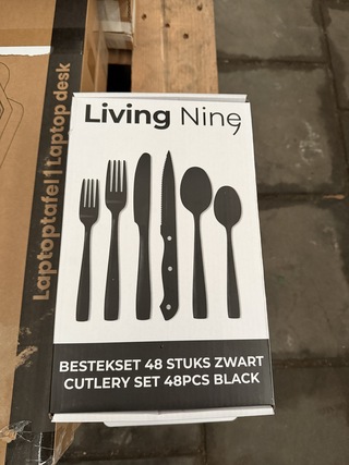 Partij besteksets, laptoptafels en kapstokken Living Nine