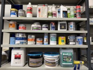 Ca. 33x Diversen w.o. betoncirestuc, isoleermiddel, matlak, primer, W.