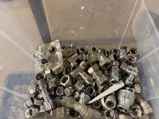 2x Krat met knelkoppelingen