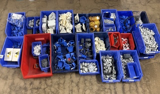 Ca. 30x Assortimentsbak met divers installatiemateriaal