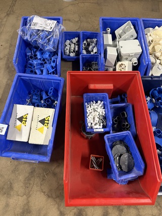Ca. 30x Assortimentsbak met divers installatiemateriaal
