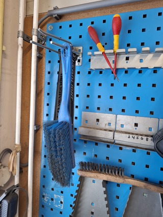 Wandstelling met diverse handgereedschap