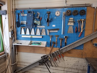 Wandstelling met diverse handgereedschap