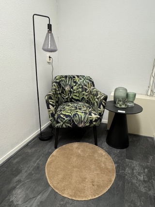 Fauteuil met lamp, kleed en bijzettafel