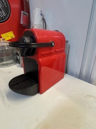 Ladenkast met koffiemachine en diversen, wit