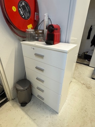 Ladenkast met koffiemachine en diversen, wit