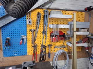 Wandstelling met diverse handgereedschap