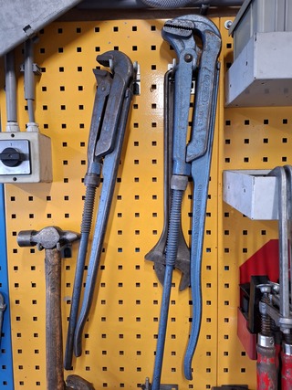 Wandstelling met diverse handgereedschap