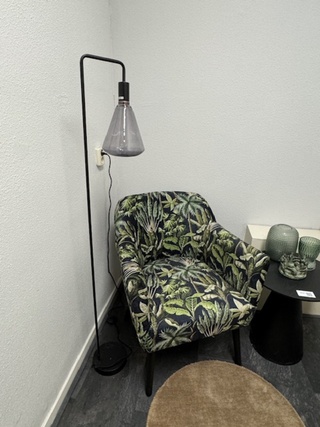 Fauteuil met lamp, kleed en bijzettafel