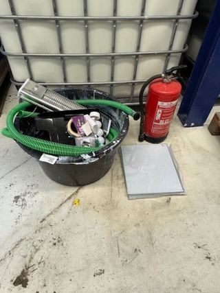 Kuip met gereedschap en diversen
