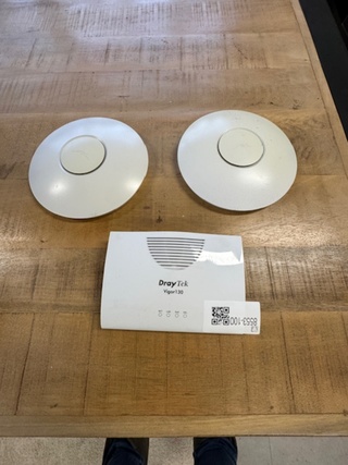 2x Wifi spot en router Unifi, AP