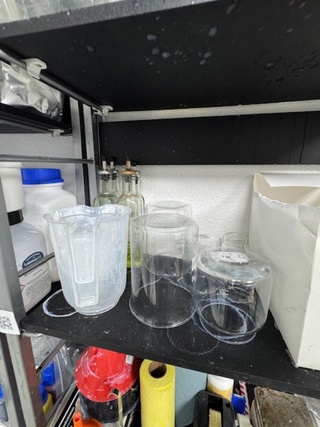 2x Rek met laboratorium toebehoren en grondstoffen