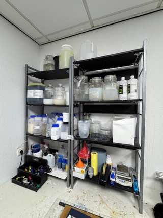 2x Rek met laboratorium toebehoren en grondstoffen