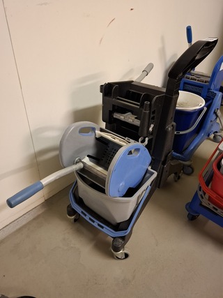 3x Schoonmaakwagen
