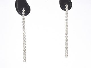 Witgouden oorhangers met een rij aan natuurlijke diamanten