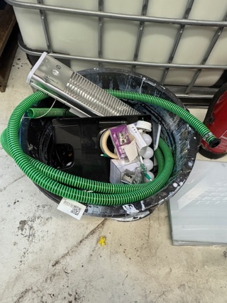 Kuip met gereedschap en diversen